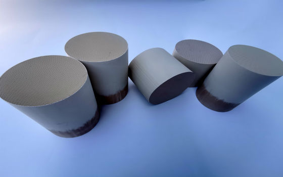 3つの方法蜜蜂の巣の自動排気の触媒コンバーターのための陶磁器の触媒キャリア