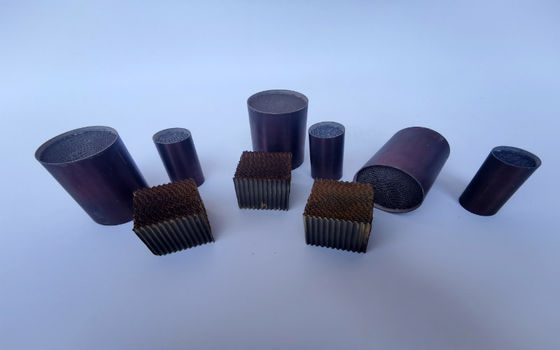 陶磁器の蜜蜂の巣の触媒プラチナ パラジウム ロジウム多孔性の基質の触媒400Cpsi
